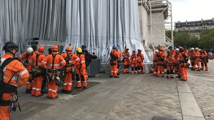 Dimanche matin, l'arrivée des 90 cordistes et 35 charpentiers de Paris.&nbsp; (VALERIE GAGET / FRANCE TELEVISIONS)