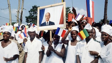 Des Guinéens brandissent le portrait de Valéry Giscard d'Estaing lors d'un voyage officiel en Guinée du 20 au 22 décembre 1978. (GEORGES BENDRIHEM / AFP)