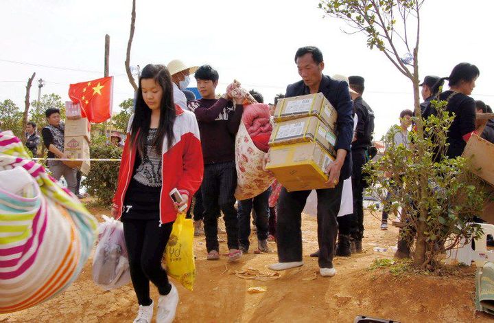 Des réfugiés de la région de Kokang traversent la frontière vers la province du Yunnan, au sud-ouest de la Chine, le 11 février 2015. (Stringer / Imaginechina/AFP)