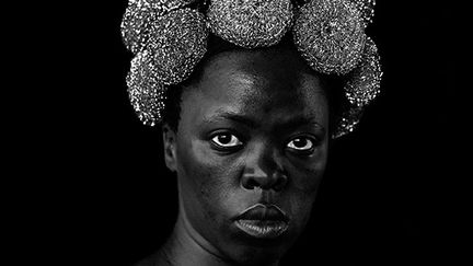 "L’autoportrait, intitulé ‘Bester V’, est en l’honneur de Bester Muholi (1936-2009), la mère de Zanele, une survivante, une victime des lois ségrégationnistes de l’apartheid qui l’ont séparée d’amants, de mères, de filles ou d’amis. Devenir la mère, se donner son nom, prendre sa place, clamer son existence, jouer, interpréter, créer un Moi à la fois elle-moi-vous-nous, à la fois spécifique et générique, un portrait et une allégorie, un hommage plein d’amour et une satire cinglante : c’est ce qu’explore la déclaration frontale et le regard pénétrant de Bester." Tamar Garb, professeure à la chaire Durning Lawrence pour l’histoire de l’art à l’University College London.&nbsp; &nbsp; (ZANELE MUHOLI, COURTESY OF STEVENSON GALLERY, CAPE TOWN/JOHANNESBURG, AND YANCEY RICHARDSON GALLERY, NEW YORK)