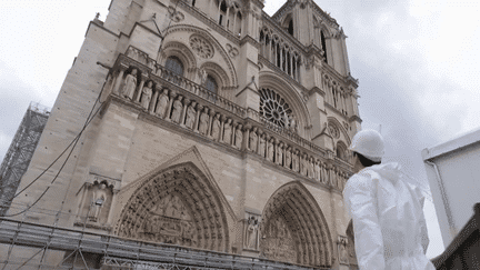 Le 13 Heures vous propose une visite exceptionnelle dans les coulisses du chantier monumental de Notre-Dame de Paris. Les travaux avancent à grande vitesse, grâce aux centaines d’artisans qui travaillent sans relâche. (FRANCE 2)