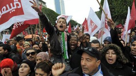 Tunisiens célébrant le second anniversaire de la révolution et du renversement de la dictature de Zine el-Abidine Ben Ali; le 14 janvier 2013 à Tunis. (AFP - FETHI BELAID)