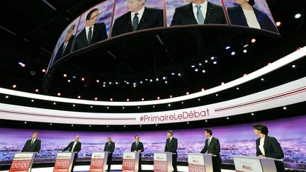 Les candidats à la primaire de gauche&nbsp;Arnaud Montebourg,&nbsp;Jean-Luc Bennahmias, Francois de Rugy, Benoît Hamon, Vincent Peillon, Manuel Valls et Sylvia Pinel, le 12 janvier 2017 à la Plaine-Saint-Denis, avant leur premier débat télévisé, le 12 janvier 2017. (PHILIPPE WOJAZER / AFP)