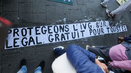 Marseille, le 28 septembre 2022. Un slogan peint sur le sol lors de la manifestation lors de la journée internationale du droit à l'interruption volontaire de grossesse. (Illustration) (SOPA IMAGES / LIGHTROCKET / GETTY IMAGES)