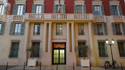 Le fronton de l'hôtel de ville de Nice. (VALERY HACHE / AFP)