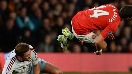 Le Mexicain Javier Hernandez, accroupi dans les airs.  (ANDREW YATES / AFP)