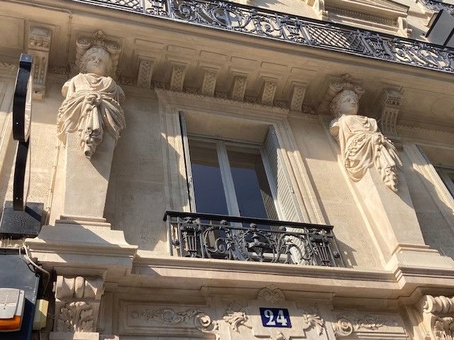 Au numéro 24, on admire aussi les Cariatides en buste qui ornent un immeuble cossu de 1830. (INGRID POHU / RADIO FRANCE)