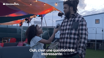 Lizzo, Cardi B, Kendrick Lamar : voici qui Jazlyn a pu interviewer pour son émission, Jazzysworldtv. La jeune fille à 12 ans, et pourtant, a déjà l’âme d’une journaliste. Brut l’a rencontrée à New York. (BRUT / FRANCEINFO)