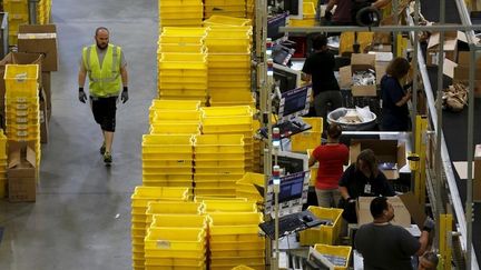 Des employ&eacute;s du groupe Amazon dans un entrep&ocirc;t de Tracy, en Californie (Etats-Unis), le 3 ao&ucirc;t 2015. (ROBERT GALBRAITH / REUTERS)