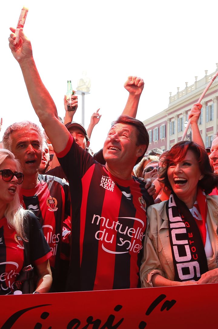 Christian Estrosi, maire de Nice (Alpes-Maritimes), avec les supporters ni&ccedil;ois, le 1er septembre 2013.&nbsp; (VALERY HACHE / AFP)