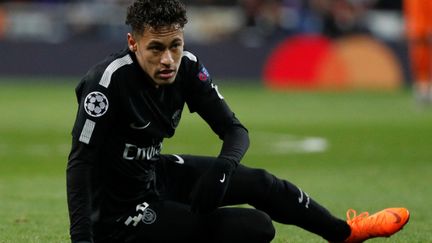 Neymar est à terre lors du match entre le Real Madrid et le PSG, le 14 février 2018, à Madrid (Espagne). (PAUL HANNA / REUTERS)