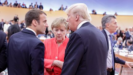 Le président français, Emmanuel Macron, la chancelière allemande, Angela Merkel et le président américain, Donald Trump, lors du sommet du G20 à Hambourg, le 7 juillet 2017. (KAY NIETFELD / DPA)