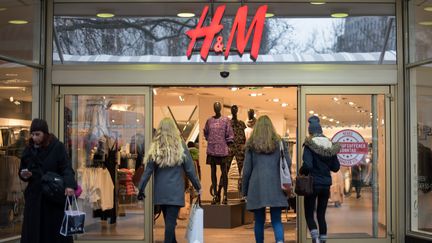 Des passants entrent dans un magasin H&amp;M à Berlin (Allemagne), le 3 janvier 2015. (BERND VON JUTRCZENKA / AFP)