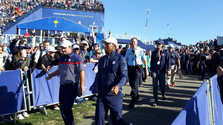 Tiger Woods (à droite) et Patrick Reed (à gauche) lors de la Ryder cup en septembre 2018 à Saint quentin en Yvelines (Fabrice Rigobert Radio France)