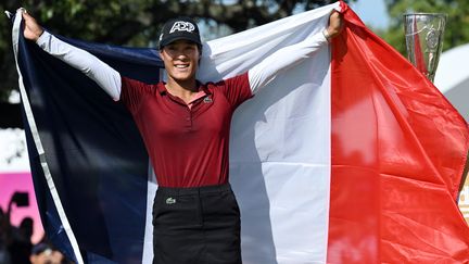 Céline Boutier lors de la remise du trophée après sa victoire à l'Evian Championship, le 30 juillet 2023 en Haute-Savoie. (MILLEREAU PHILIPPE / KMSP / AFP)