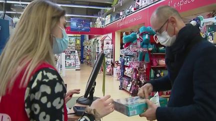 Cadeaux en double ou produits défectueux, au lendemain de Noël, les parents se pressent dans les magasins pour échanger certains jouets reçus pendant les fêtes. (CAPTURE D'ÉCRAN FRANCE 3)