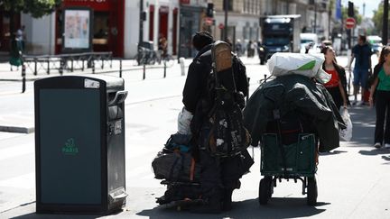 Une personne sans domicile, à Paris, le 29 juillet 2023. (MOHAMAD SALAHELDIN ABDELG ALSAYE / ANADOLU AGENCY / AFP)