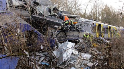 Les secours interviennent sur le site de la collision entre deux trains, le 9 février 2016, près de Bad Aibling (Allemagne). (JOSEF REISNER / DPA / AFP)