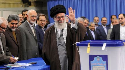 Le Guide suprême, Ali Khamenei, après son vote pour la double élection du Parlement et l’Assemblée des experts, qui a le pouvoir de le nommer ou le démettre. ( REUTERS/leader.ir/Handout)