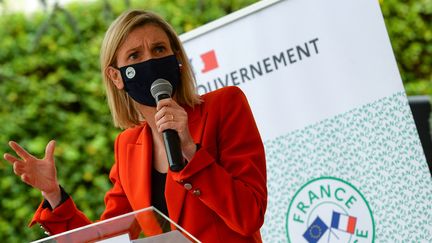 La ministre chargée de l'Industrie, Agnès Pannier-Runacher, en visite dans l'ancienne fabrique de papiers&nbsp;Arjowiggins à Besse-sur-Braye (Sarthe) le 26 mai 2021. (JEAN-FRANCOIS MONIER / AFP)