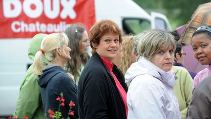 Des employ&eacute;es du groupe Doux manifestent pendant un comit&eacute; central d'entreprise &agrave; Ch&acirc;teaulin (Finist&egrave;re), le 5 juin 2012. (FRED TANNEAU / AFP)