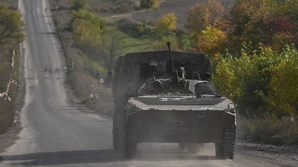 Un camion ukrainien avec du matériel russe capturé à l'arrière,&nbsp;le 1er octobre 2022, à côté d'Izioum en Ukraine.&nbsp; (JUAN BARRETO / AFP)