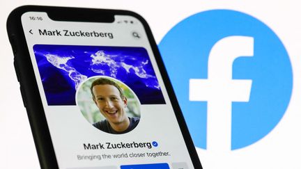 Le compte Facebook de son fondateur&nbsp;Mark Zuckerberg s'affiche sur un téléphone. (JAKUB PORZYCKI / NURPHOTO / AFP)