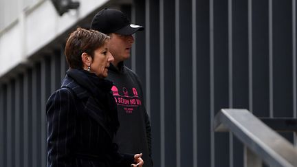  Denis Coulson, le joueur irlandais de Grenoble, avec son avocate lors des auditions judiciaires (JEAN-PIERRE CLATOT / AFP)