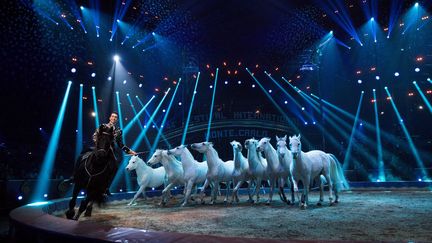 Les Liberty Horses d'Ivan Frederic, du Cirque national suisse Knie, au Festival international du cirque de Monte-Carlo, le 16 janvier 2020 (DANIEL COLE / POOL / AP / AFP)