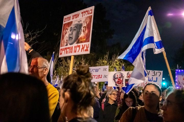 Une manifestation réclamant la démission de Benyamin Nétanyahou, devant le domicile du Premier ministre israélien à Jérusalem, le 25 novembre 2023. (YAHEL GAZIT / MIDDLE EAST IMAGES / AFP)