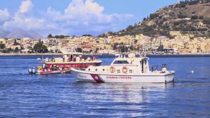 Les garde-côtes italiens lors d'une opération de recherche près de Palerme après le naufrage d'un voilier de luxe, en Sicile, le 19 août 2024. (ITALIAN COAST GUARD / AP / SIPA)