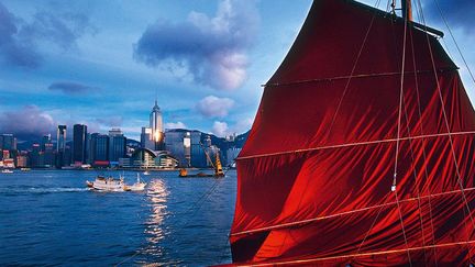 glisse devant l’embarcadère du ferry de Kowloon, une scène devenue rare aujourd’hui dans la baie de Hong Kong.
 

  ( Wu Jianbin)