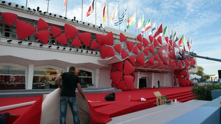 De la moquette installée à l'entrée du bâtiment où se déroule le festival du film de Venise.&nbsp; (EKATERINA CHESNOKOVA / RIA NOVOSTI)