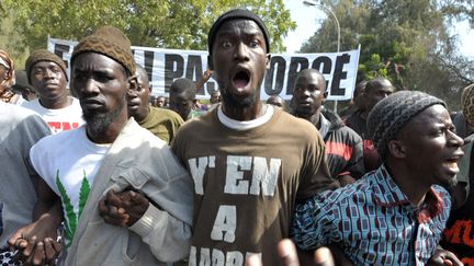 Des manifestants sont descendus dans les rues de Dakar (S&eacute;n&eacute;gal) &agrave; l'appel du mouvement du 23 juin pour protester contre la candidature d'Abdoulaye Wade, le 27 janvier 2012. (SEYLLOU / AFP)