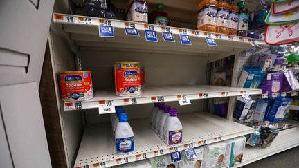 Un rayon de lait infantile presque vide dans un magasin d'Airlington (Virginie, Etats-Unis), le 16 mai 2022. (YASIN OZTURK / ANADOLU AGENCY / AFP)