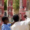 Des partisans du candidat Dramane Demb&eacute;l&eacute; collent des affiches &agrave; Gao, dans le nord du Mali, le 25 juillet 2013. (KENZO TRIBOUILLARD / AFP)