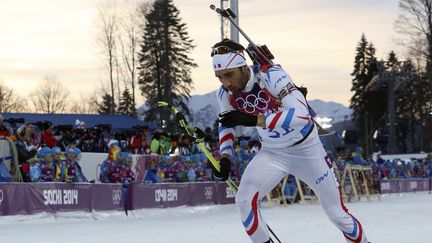 Martin Fourcade lors de l'&eacute;preuve de biathlon sur 20 km des Jeux Olympiques de Sotchi (Russie), qu'il a remport&eacute;e, le 10 f&eacute;vrier 2014. Le Fran&ccedil;ais a aussi obtenu une m&eacute;daille d'or, en poursuite, et une m&eacute;daille d'argent, en mass-start sur 15 kilom&egrave;tres. (SERGEI KARPUKHIN / REUTERS)