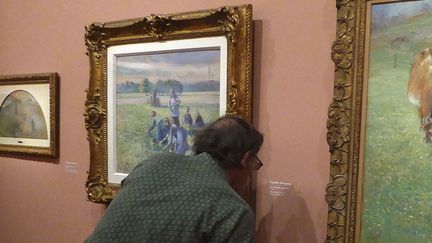 "La cueillette" de Camille Pissarro, au centre de l'image, était exposée l'an dernier au Musée Marmottan à Paris. C'est à cette occasion que les descendants de Simon Bauer, collectionneur juif spolié pendant l'Occupation, ont retrouvé la trace du tableau.
 (Maria Luisa Gaspar / EFE / Newscom / MaxPPP)