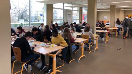 Grâce au fonctionnement hybride mis en place à la cité scolaire de Toucy (Yonne), le réfectoire est moins dense. (ALEXIS MOREL / FRANCE-INFO)