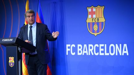 Le président du FC Barcelone Joan Laporta, en conférence de presse, le 16 août 2021. (LLUIS GENE / AFP)