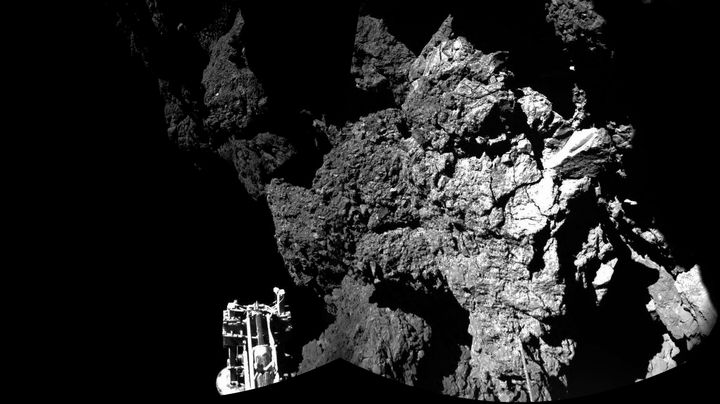 La premi&egrave;re photo de la com&egrave;te Tchouri&nbsp;prise et envoy&eacute;e par le robot Philae, le 13 novembre 2014. (ESA / ROSETTA / PHILAE / CIVA / AFP)