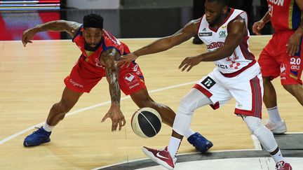 Duel entre Cameron Clark (Strasbourg) et Erving Walker (Chalon) (FREDERICK FLORIN / AFP)