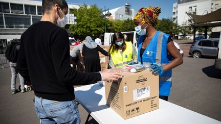 Distribution de colis de nourriture et de produits d'hygiène par le Secours populaire à des étudiants devant l'université Paris VIII à Saint-Denis, le 6 mai 2020. (THOMAS SAMSON / AFP)