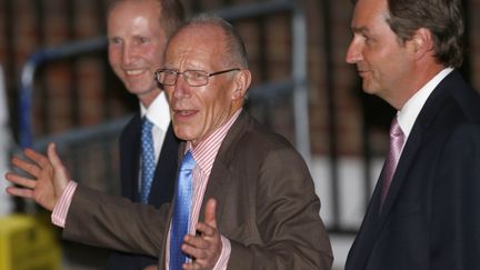 Le m&eacute;decin qui a accouch&eacute; Kate Middleton sort en v&eacute;ritable h&eacute;ros de la maternit&eacute; de l'h&ocirc;pital St Mary's &agrave; Londres le 22 juillet 2013. (ANDREW WINNING / REUTERS)