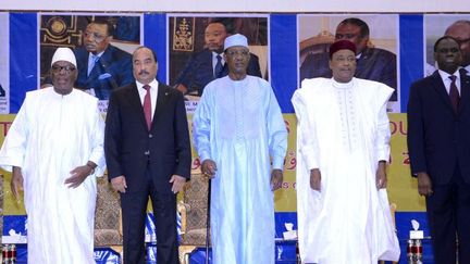 Les présidents Ibrahim Boubacar Keita (Mali), Mohamed Ould Abdel Aziz (Mauritanie), Idriss Deby (Tchad), Mahamadou Issoufou (Niger) Michel Kafando (Burkina Faso) lors d'un sommet du G5 Sahel à N'Djamena en novembre 2015. (IBRAHIM ADJI / AFP)