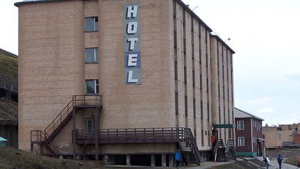 depuis 2007, un ancien bâtiment a été reconverti en un hôtel de 24 chambres, avec boiseries à profusion et vodka au bar.  ( Creative Commons (https://commons.wikimedia.org/wiki/File:Barensburg_Hotel,_Svalbard,_Norway.jpg))