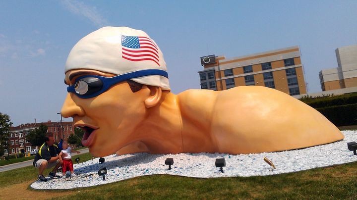 La statue g&eacute;ante &agrave; l'effigie de Michael Phelps devant le Qwest Center &agrave; Omaha (Nebraska), le 30 juin 2012. (JAMIE SQUIRE / GETTY IMAGES NORTH AMERICA)