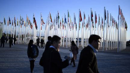 Des délégués pour le climat devant le bâtiment qui accueille la COP22 à Marrakech, au Maroc, le 14 novembre 2016.&nbsp; (STEPHANE DE SAKUTIN / AFP)