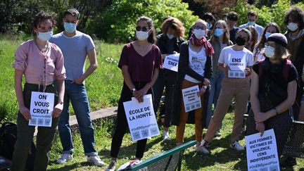 Rassemblement contre les violences sexuelles, le harcèlement et la négligence présumée de la présidence de l'école devant l'École normale supérieure (ENS) de Lyon, le 1er avril 2021. (PHILIPPE DESMAZES / AFP)