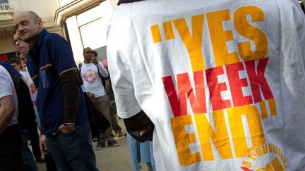 Un rassemblement du Collectif de salaries Les bricoleurs du dimanche pour reclamer l'autorisation d'ouvrir le dimanche pour les magasins de bricolage Castorama et Leroy Merlin, le 17 avril 2013. (PRM / SIPA)